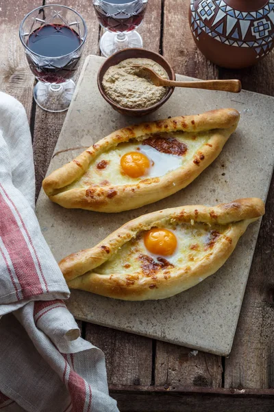 两阿扎尔 khachapuri, 格鲁吉亚面包配乳酪和蛋黄 — 图库照片