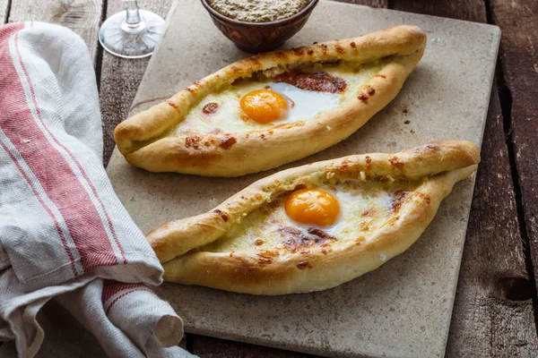 两阿扎尔 khachapuri, 格鲁吉亚面包配乳酪和蛋黄 — 图库照片