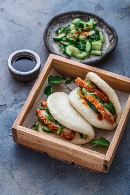 Guatr bao, Çince bir ahşap kutu içinde domuz yağı ile buns atmak.