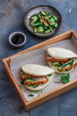 Guatr bao, Çince bir ahşap kutu içinde domuz yağı ile buns atmak.