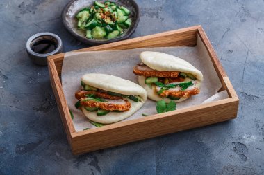 Guatr bao, Çince bir ahşap kutu içinde domuz yağı ile buns atmak.
