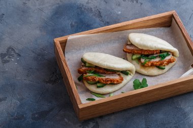 Bir kutu, kopya alanı içinde domuz yağı ile iki buğulanmış buns