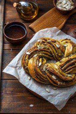 Babka börek çelenk Pesto ve Parmesan ile