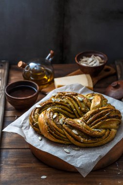 Babka börek çelenk Pesto ve Parmesan ile