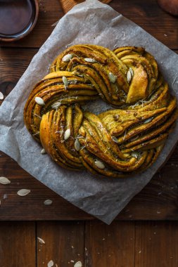 Yakın Babka börek çelenk Pesto ve Parmesan ile göster