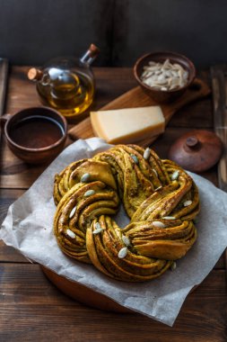 Babka börek çelenk Pesto ve Parmesan ile