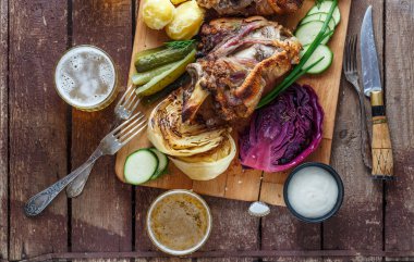 Görünümü Kapat kavrulmuş domuz knuckle eisbein bira ve çeşitli aperatifler