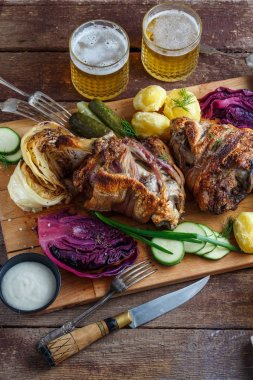 Kavrulmuş domuz şaftlı kızarmış haşlanmış lahana ve ros