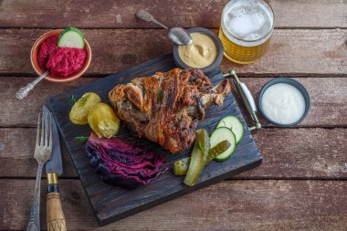 Alman mutfağı eisbein patates, lahana ve bira ile