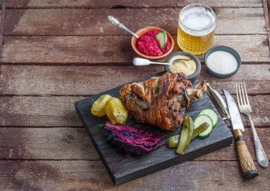 Domuz eti şaftlı patates, lahana ve bira, kopya alanı ile pişmiş