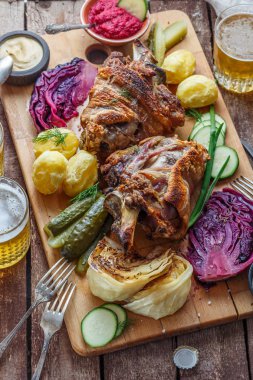 Çek pişmiş domuz eti knukle patates, turşu ve bira, üstten görünüm