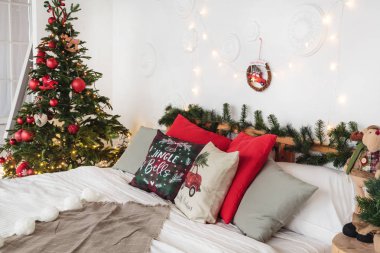 Kırmızı Noel desenli yastıklı yatak