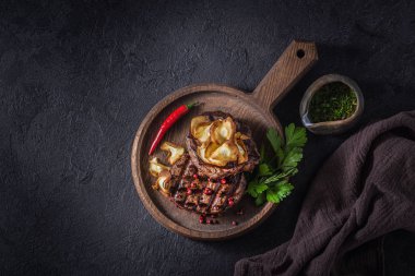 Çıtır cips ve kırmızı biberli iki biftek, kopyalama alanı.