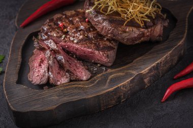 Mükemmel orta pişmiş sığır filetosu biftek, yakın görüş.