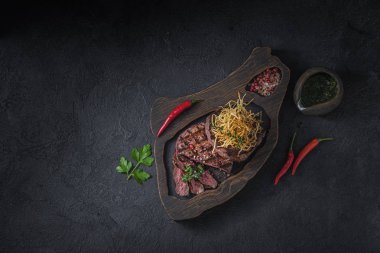 Tahtada orta pişmiş biftek, boşluğu kopyala