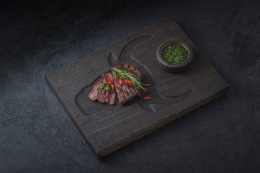 Orta pişmiş biftek lokantası, kopyalama alanı.