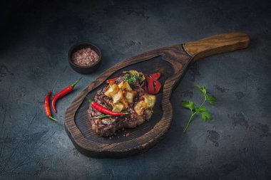 Tahta tahtada servis edilen sulu biftek, kopyalama alanı