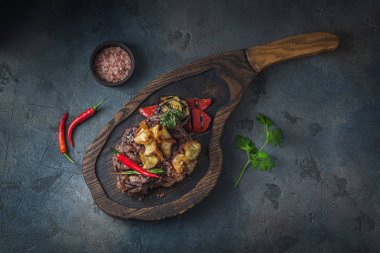 Izgara biftek düz koyu arka planda yatıyordu