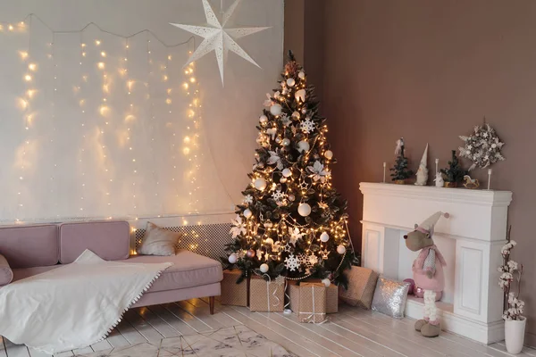 Sala de estar com mobiliário antigo com decoração de Natal — Fotografia de Stock