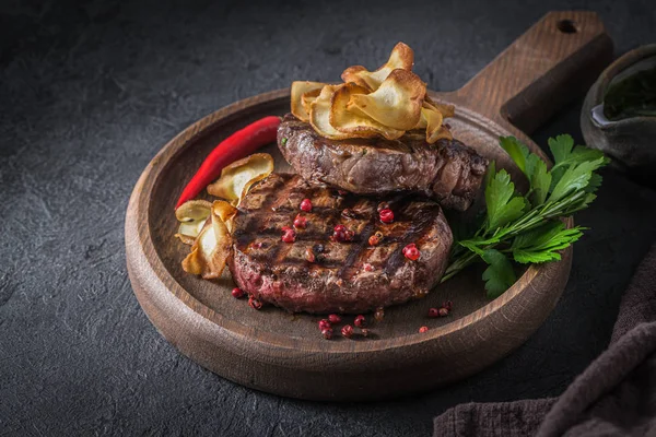 Twee filet mignon steaks met krokante pastinaak — Stockfoto