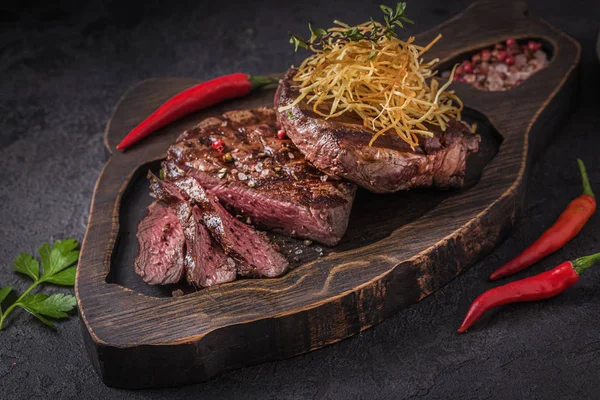 Medium zeldzame filet mignon dichtbij zicht op houten plank — Stockfoto