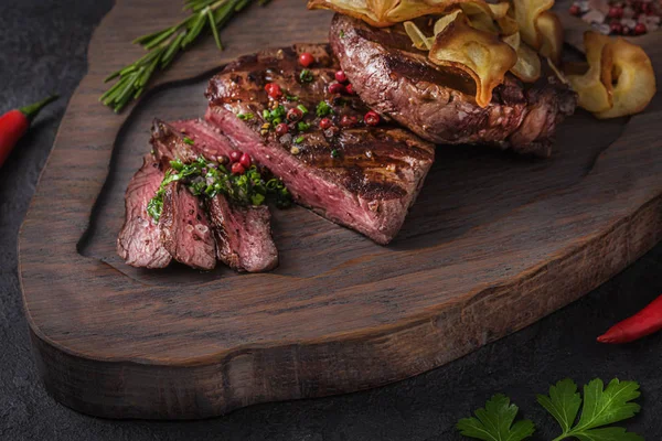Tenderloin rundvlees biefstuk op houten plank, van dichtbij bekeken — Stockfoto