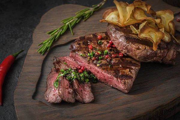 Medium zeldzame beek steak met chips, dichtbij uitzicht — Stockfoto