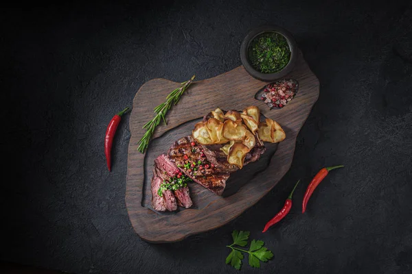 Gegrilde en gesneden beek steak met krokante chips, kopieerruimte — Stockfoto