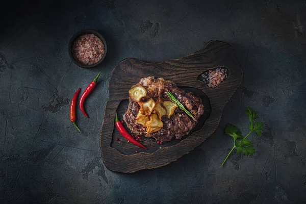 Grilled chuck roll steak op houten plank — Stockfoto