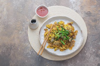 İstiridye omleti ile sıcak suace singaporean mutfağı, kopyala uzay