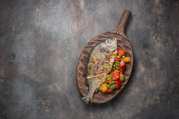 Pesce dorado con verdure sul tagliere, spazio copia — Foto Stock