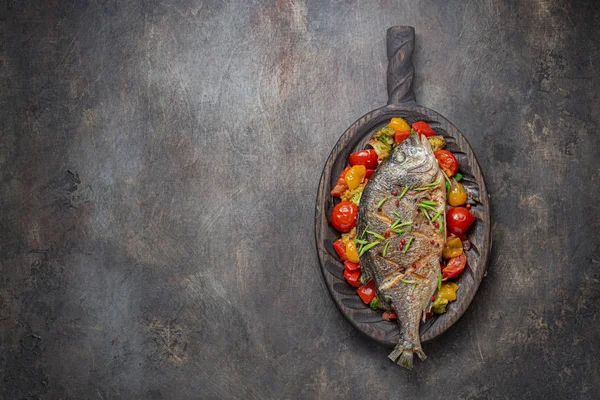 Pesce intero fritto con verdure sul tagliere, spazio copia — Foto Stock