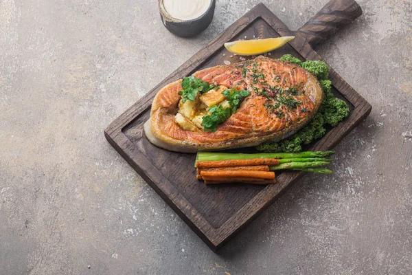 Filete de salmón con verduras en tablero de madera, espacio para copiar — Foto de Stock