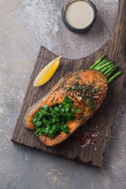 Ahşap tahtada kuşkonmaz ve kızarmış somon bifteği, kopyalama alanı.