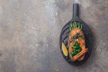 Tahtada sebzeli kızarmış somon bifteği, düz fotokopi alanı.