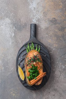 Tahtada sebzeli kızarmış somon bifteği, kopyalama alanı.