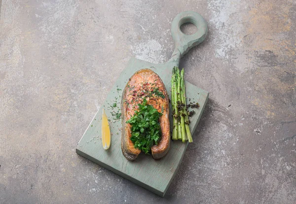 Filete de salmón frito con verduras en tablero de madera, espacio para copiar — Foto de Stock