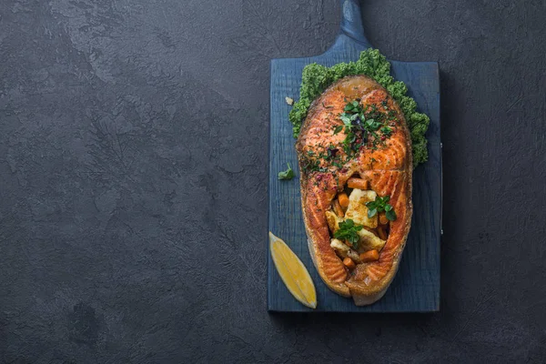 Sabroso filete de salmón con verduras en tablero de madera, espacio para copiar — Foto de Stock