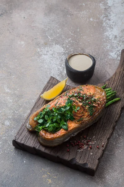 Стейк из жареного лосося с овощами на деревянной доске, место для копирования — стоковое фото