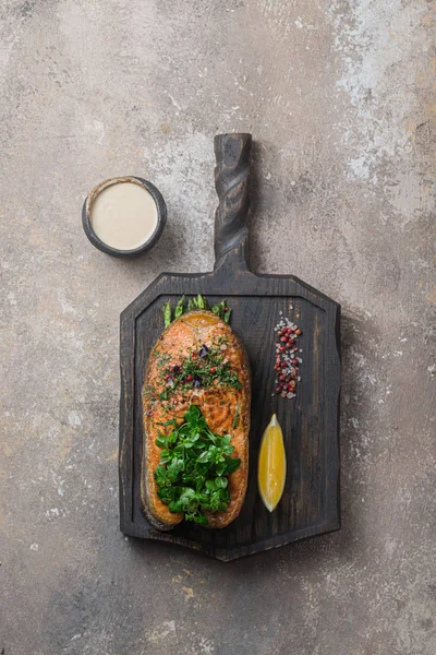 Filete de salmón frito con verduras en tablero de madera, espacio para copiar — Foto de Stock