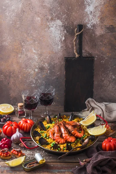 Spaanse paella met zeevruchten in een pan met kopieerruimte — Stockfoto