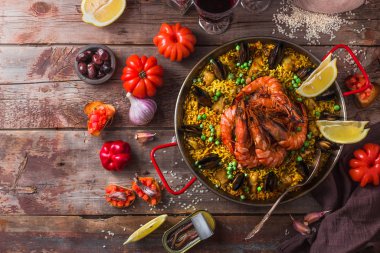 Paella karides, midye ve limon, ahşap arka plan ile Üstten Görünüm