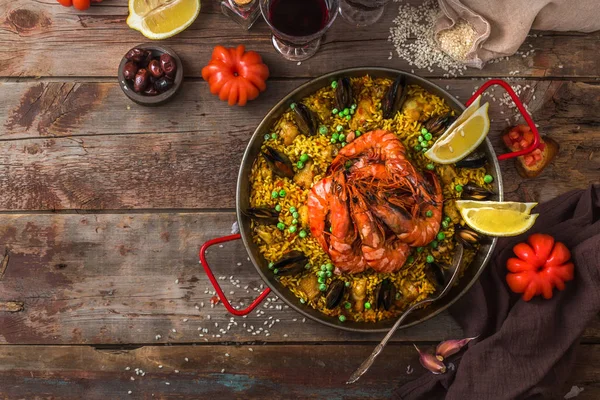 Large pan of paella with seafood and vegetables, copy space — Stok fotoğraf