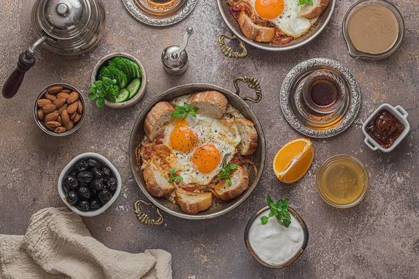 Desayuno turco rico y delicioso sobre la mesa —  Fotos de Stock