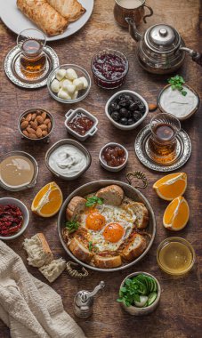 Türk kahvaltısı için masada bir sürü aperatif var.
