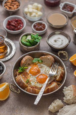 Domatesli yumurta ve aperatifler, Türk kahvaltısı.