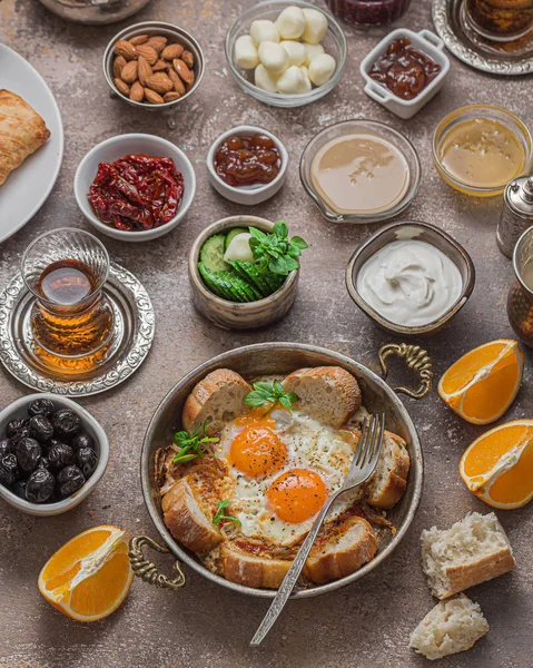 Delicioso desayuno turco con diferentes aperitivos y huevos. —  Fotos de Stock