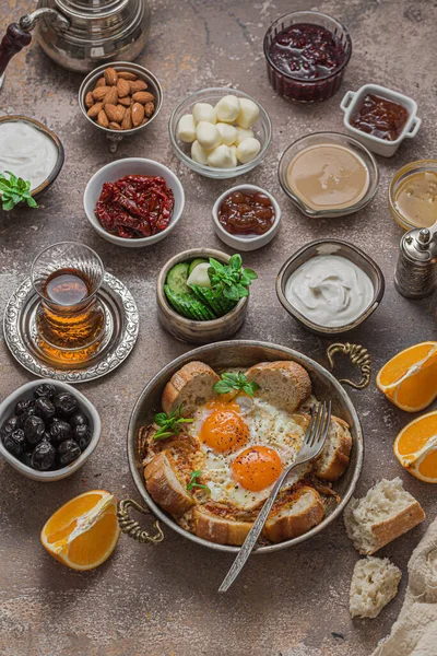 Gebratene Eier mit Tomaten und verschiedenen Vorspeisen, türkisches Frühstück — Stockfoto