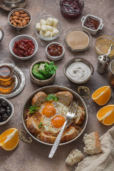 Huevos fritos con tomate y diferentes aperitivos, desayuno turco. —  Fotos de Stock