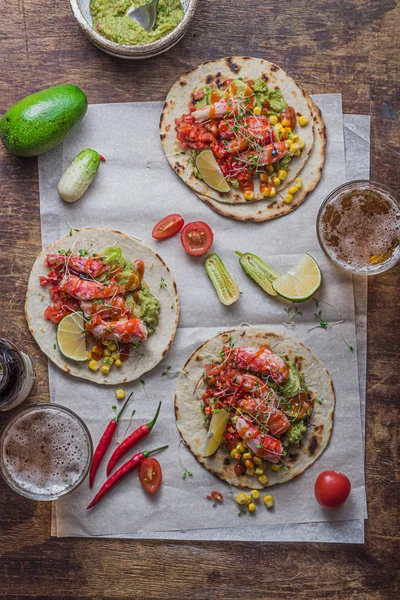 Tortilla 's met krab, guacamole, salade en salsa, twee glazen bij, plat gelegd — Stockfoto